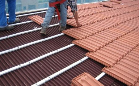 montajedeondulinebajotejaenlacubiertadeunchaletenHuelva 455w